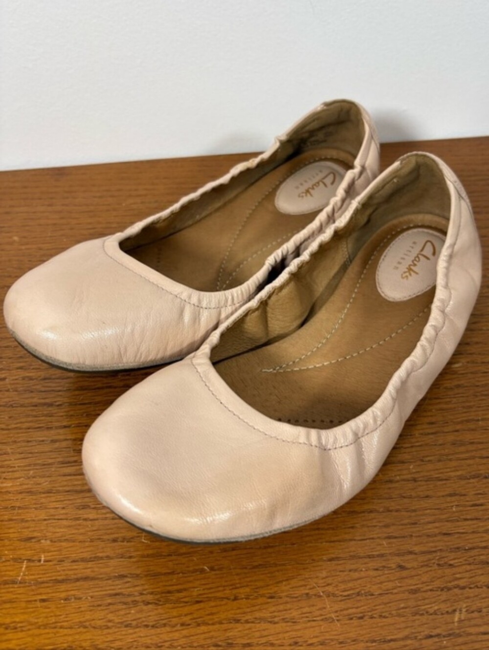 Clark's Women's Leather Ballet Flats Size 9.5 Light Beige Like New
